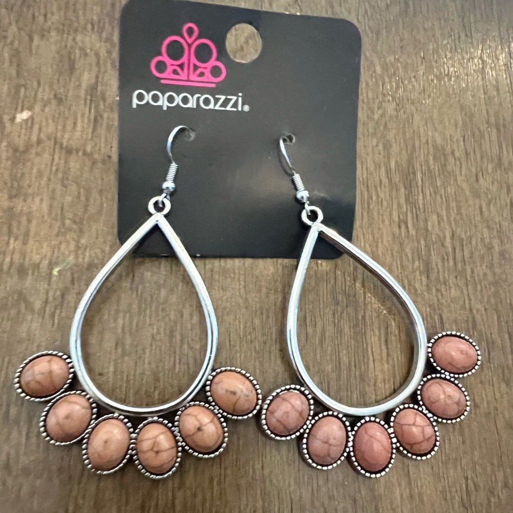 🇺🇸$3🇺🇸 Paparazzi Silver Tone Beige Pink Stone Teardrop Dangle Earrings NWT